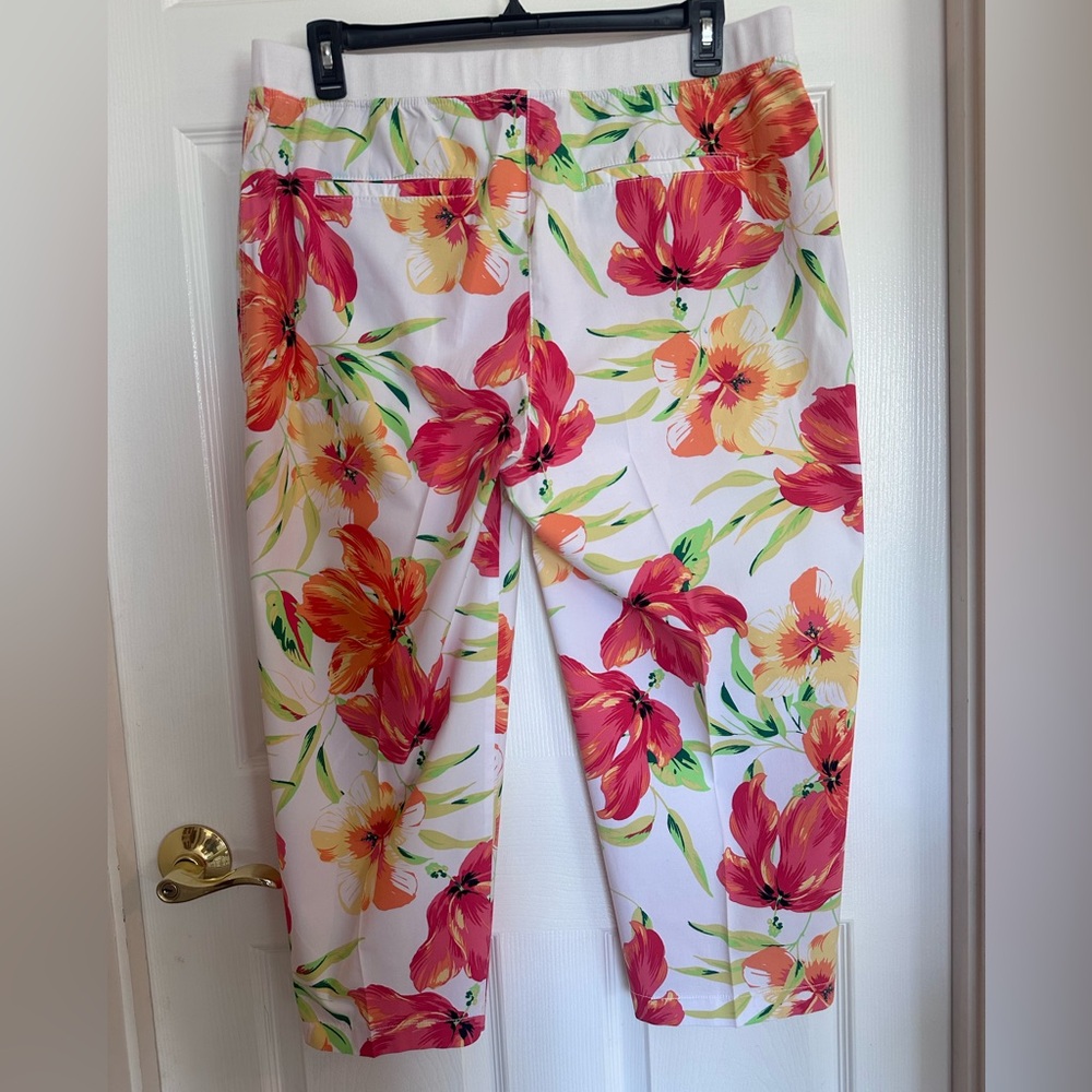Chico’s size 3(XL/16) Tropical Crop Pants - Picture 6 of 7